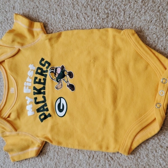 Bundle - 4 Green Bay Packer onesies, size 12 months - Picture 2 of 9